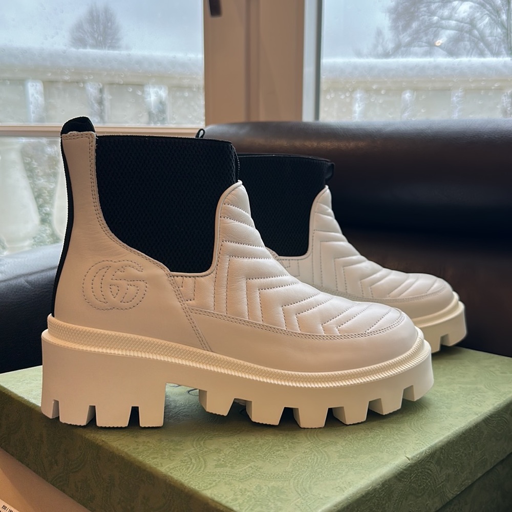 - - GUCCI WHITE BOOT BLACK CHELSEA 37.5 fall boots
